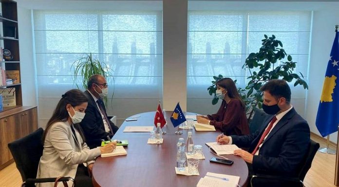 HAXHIU TAKON AMBASADORIN TURK, DISKUTUAN PËR SUNDIMIN E LIGJIT