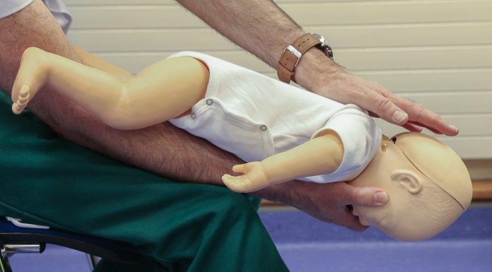 Si t’i shpëtoni jetën një fëmije nëse po ngulfatet