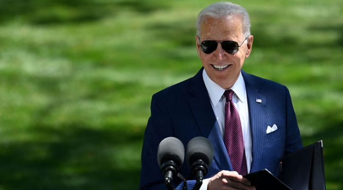 Biden zotohet të zvogëlojë dhunën me armë