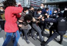 Turqia nuk lejon “Paradën e Krenarisë” – policia përleshet me marshuesit në Stamboll