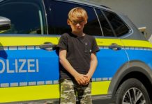 Djaloshi 10-vjeçar i shpëtoi jetën motoçiklistit, policia e shpërblen me një çek