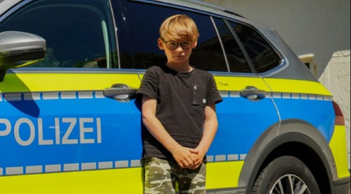 Djaloshi 10-vjeçar i shpëtoi jetën motoçiklistit,  policia e shpërblen me një çek