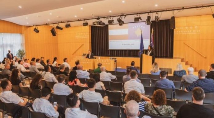 OSMANI TAKOHET ME MËRGIMTARËT NË AUSTRI, IU PREMTON PUNË E ANGAZHIM