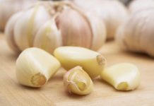 4 mënyra si të largoni erën e hudhrës