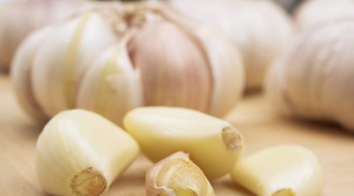 4 mënyra si të largoni erën e hudhrës