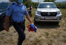 POLICIA KONFISKON BLUZAT PROVOKUESE TË RINJËVE SERBË NË GAZIMESTAN