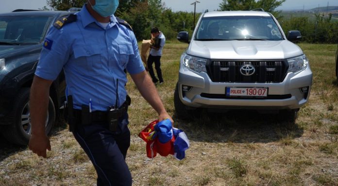 POLICIA KONFISKON BLUZAT PROVOKUESE TË RINJËVE SERBË NË GAZIMESTAN