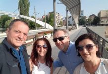 Kosnett pas vizitës në veri të Mitrovicës: Kosova mund të arrijë paqen duke punuar së bashku