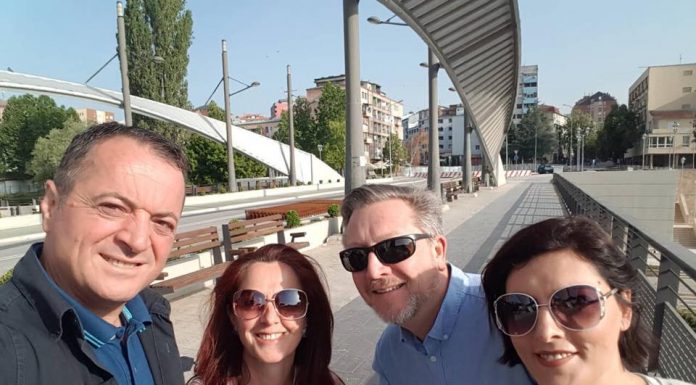 Kosnett pas vizitës në veri të Mitrovicës: Kosova mund të arrijë paqen duke punuar së bashku