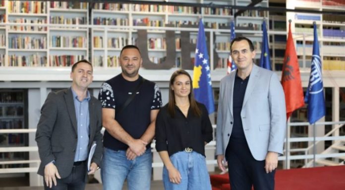 Rektori Hajrizi pret në vizitë kampionen botërore në xhudo, Majlinda Kelmendi dhe trajnerin Driton Kuka