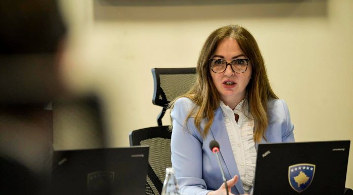 NAGAVCI URON MATURANTËT PËR TESTIN E MATURËS