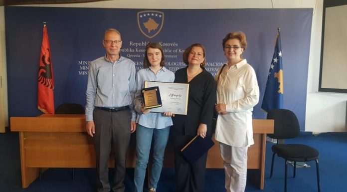 Nxënësja nga gjimnazi “Gjon Buzuku” zë vendin e parë në nivel në garën “Shkencëtari i Ri”