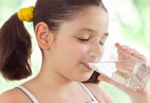 Sasia e ujit që duhet ta pinë fëmijët brenda ditës