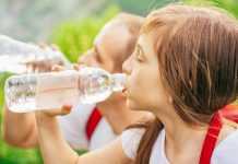 SA DUHET TË PINI UJË VERËS?