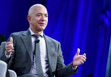 JEFF BEZOS FLET PËR HERË TË PARË PASI E VIZITOI HAPËSIRËN