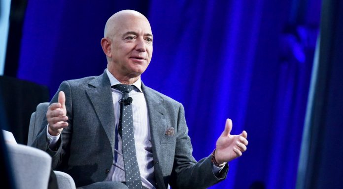 JEFF BEZOS FLET PËR HERË TË PARË PASI E VIZITOI HAPËSIRËN