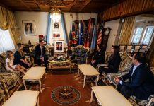 Abdixhiku me gruan dhe vajzën shkojnë në rezidencën e Rugovës