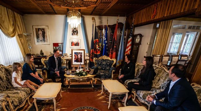 Abdixhiku me gruan dhe vajzën shkojnë në rezidencën e Rugovës