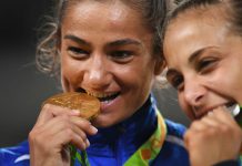 Pse olimpistët kafshojnë medaljet e tyre dhe çfarë bëjnë me ato?