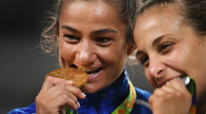 Pse olimpistët kafshojnë medaljet e tyre dhe çfarë bëjnë me ato?