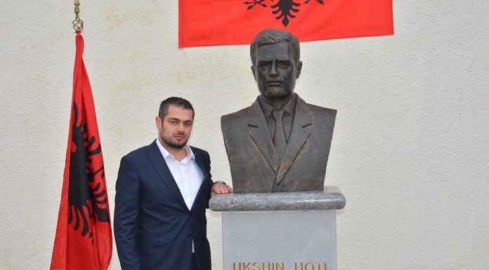 Andin Hoti i bën thirrje Serbisë: Hapni arkivat e luftës në Kosovë