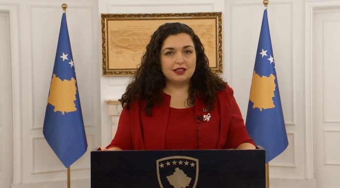 Presidentja Osmani ia dorëzon flamurin ekipit olimpik të Kosovës