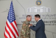 MEHAJ DEKORON GJENERALIN AMERIKAN ME MEDALJEN ‘SHËRBIM I SHQUAR’