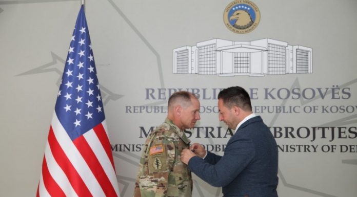 MEHAJ DEKORON GJENERALIN AMERIKAN ME MEDALJEN ‘SHËRBIM I SHQUAR’