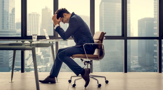 Ushqime që ndihmojnë kundër bllokimit të trurit në punë