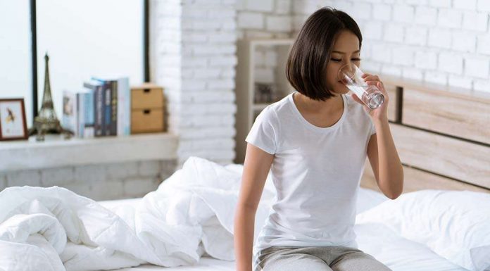 Cilat janë arsyet përse duhet të pini ujë që në mëngjes?