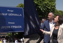 Në hyrje të Çarshisë në Shkup shpaloset tabela e rrugës me emrin e ri “Jusuf Gërvalla”