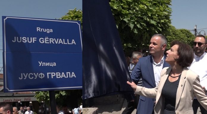 Në hyrje të Çarshisë në Shkup shpaloset tabela e rrugës me emrin e ri “Jusuf Gërvalla”