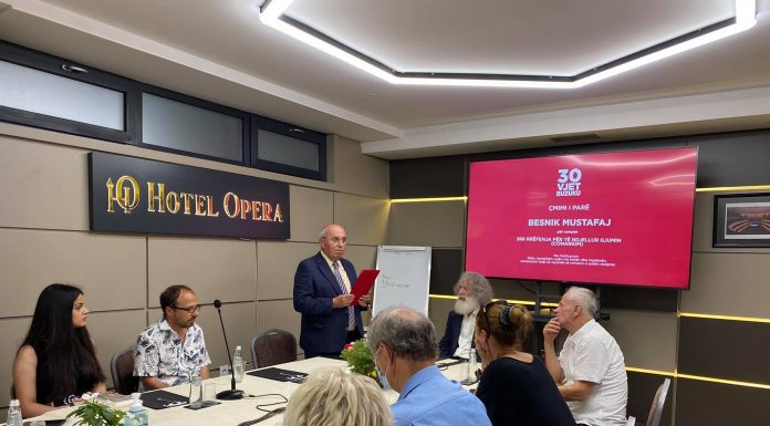 Besnik Mustafaj fiton çmimin letrar ‘Buzuku’