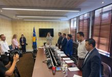 DEPUTETËT NDEROJNË ME NJË MINUTË HESHTJE VIKTIMAT E AKSIDENTIT NË KROACI