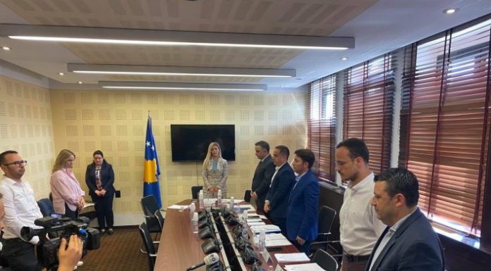 DEPUTETËT NDEROJNË ME NJË MINUTË HESHTJE VIKTIMAT E AKSIDENTIT NË KROACI