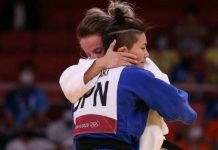 ATLETËVE IU NDALOHET TA PËRQAFOJNË NJËRI-TJETRIN NË PODIUMIN OLIMPIK