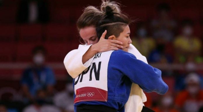 ATLETËVE IU NDALOHET TA PËRQAFOJNË NJËRI-TJETRIN NË PODIUMIN OLIMPIK