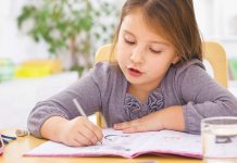 Strategji për të ndihmuar fëmijën të bëjë detyrat e shtëpisë gjatë verës