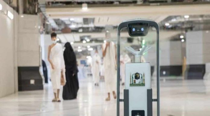 ARABIA SAUDITE VENDOS ROBOTË NË SHËRBIM TË HAXHILERËVE NË QABE