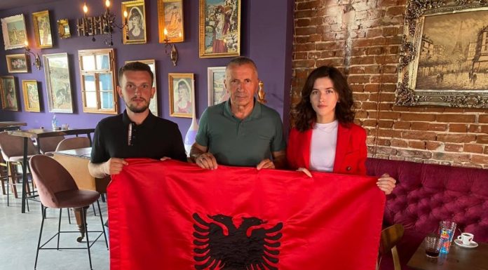 Deputeti shqiptar që po dridh parlamentin e Serbisë, merr një dhuratë të veçantë