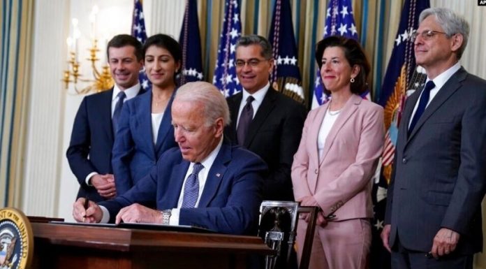 Biden nënshkruan urdhër ekzekutiv për të nxitur konkurrencën në ekonominë amerikane