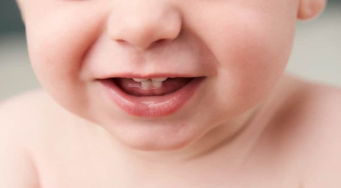 Kur duhet ta bëjnë foshnjat vizitën e parë tek dentisti?