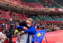 Vjosa Osmani me përqafim e uron Distria Krasniqin për medaljen e artë