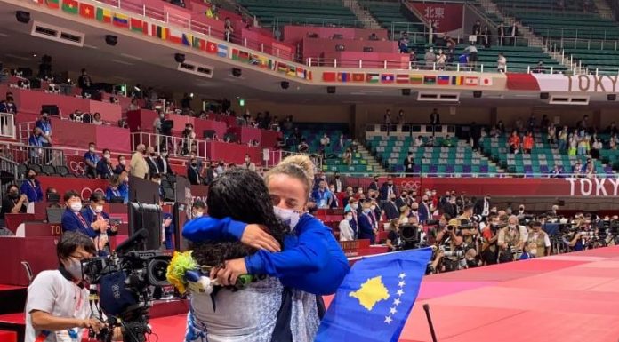 Vjosa Osmani me përqafim e uron Distria Krasniqin për medaljen e artë