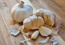 Arsyet përse duhet të rrisni konsumin e hudhrës gjatë stinës së verës