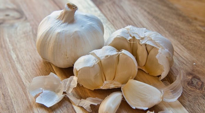 Arsyet përse duhet të rrisni konsumin e hudhrës gjatë stinës së verës