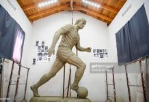 NESËR PËRUROHET SHTATORJA E LEGJENDËS SË FUTBOLLIT, FADIL VOKRRI