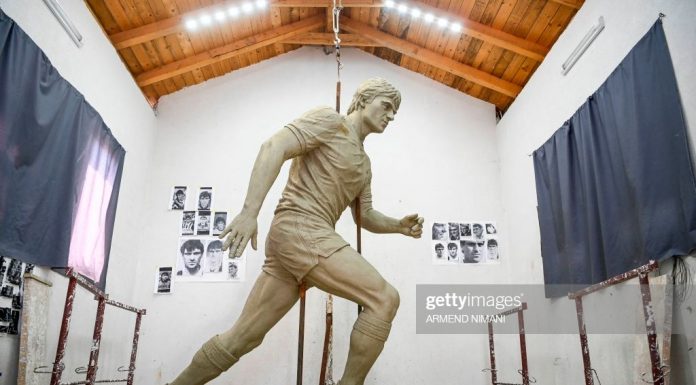 NESËR PËRUROHET SHTATORJA E LEGJENDËS SË FUTBOLLIT, FADIL VOKRRI