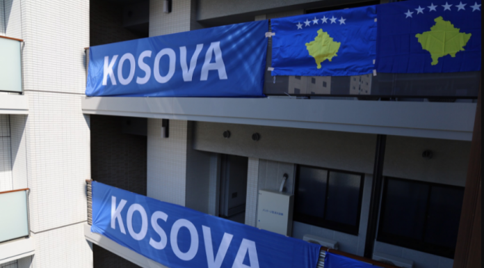 FSHATI OLIMPIK NË TOKIO STOLISET ME FLAMUJ TË KOSOVËS