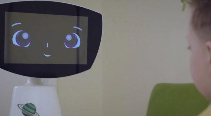 Roboti qetëson fëmijët gjatë vizitave tek doktori dhe dentisti